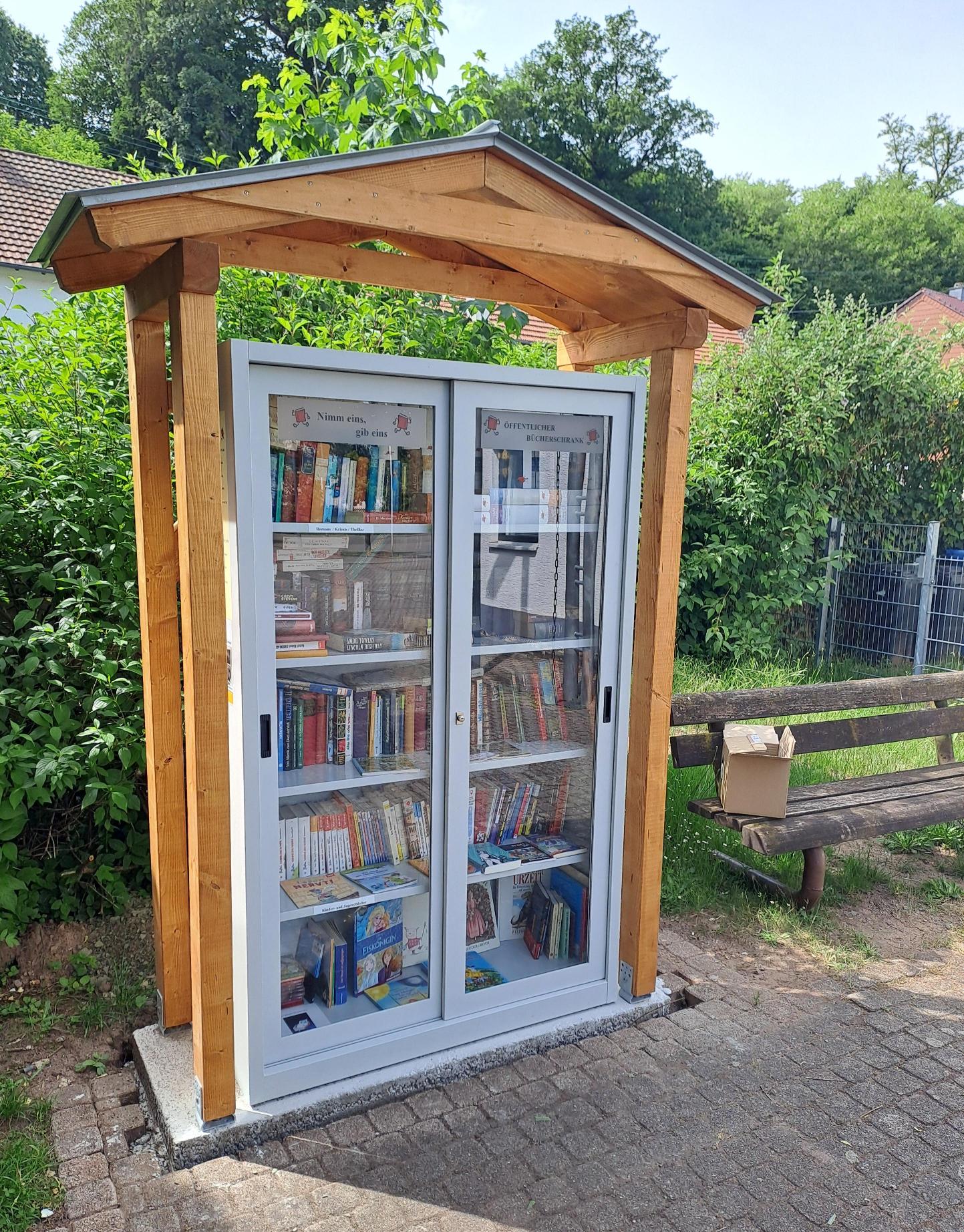 Buecherschrank gefüllt mit Büchern