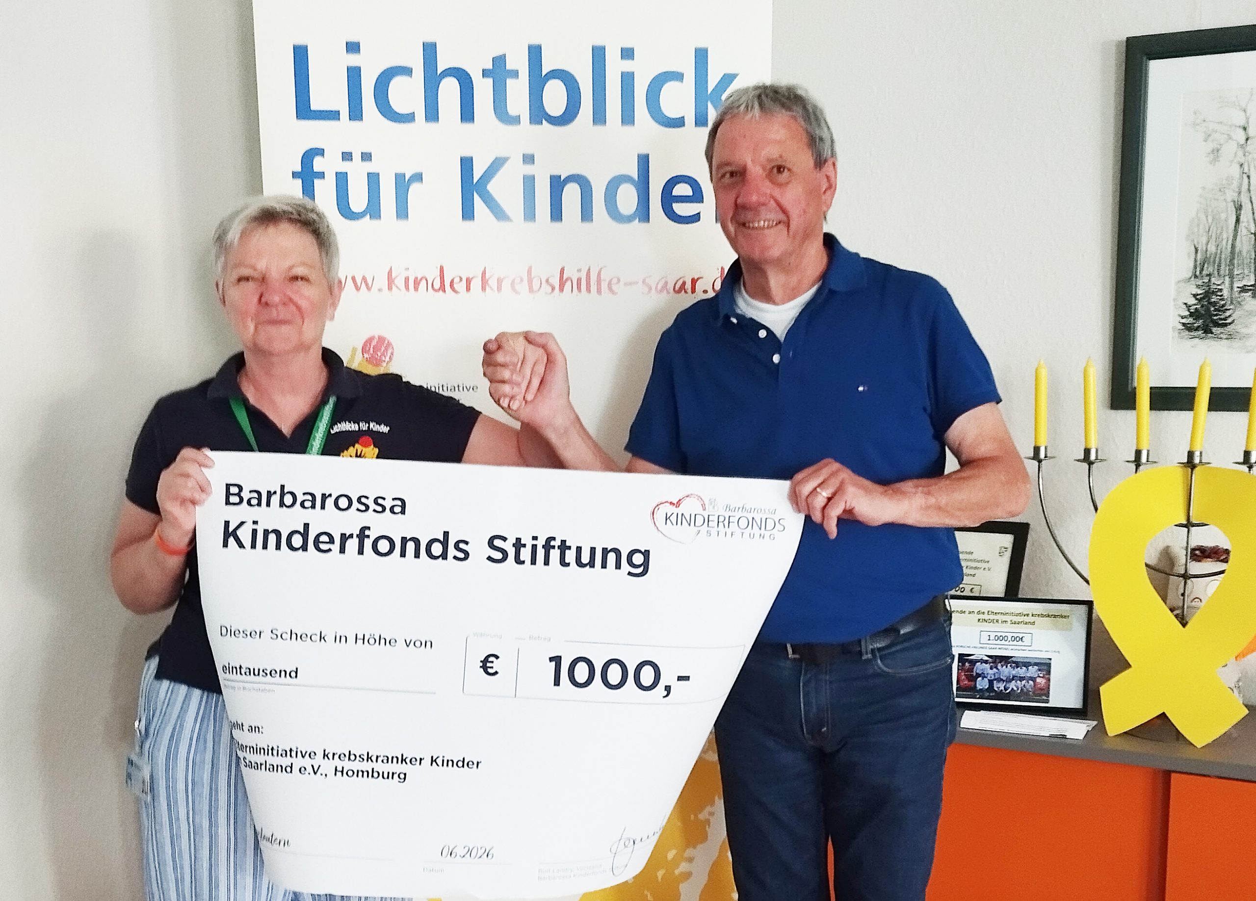 Scheckuebergabe an Elterninitiative krebskranker Kinder im Saarland e.V.